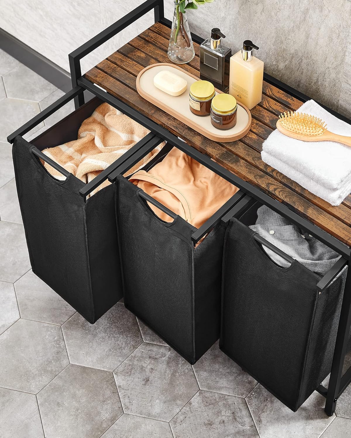VASAGLE Wäschekorb 3 Fächer, Wäschesammler mit Ablage, Wäschebox, Wäschesack aus Oxford-Gewebe abnehmbar, Metallrahmen, 3 x 40 L, 92,5 x 33 x 72 cm, tintenschwarz-vintagebraun BLH301B01 — Ansicht 4