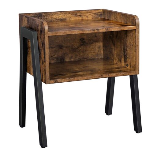 Ein Nachttisch aus Holz mit einem Regal und schwarzen, abgewinkelten Beinen, mit rustikaler Oberfläche und offenem Stauraum.