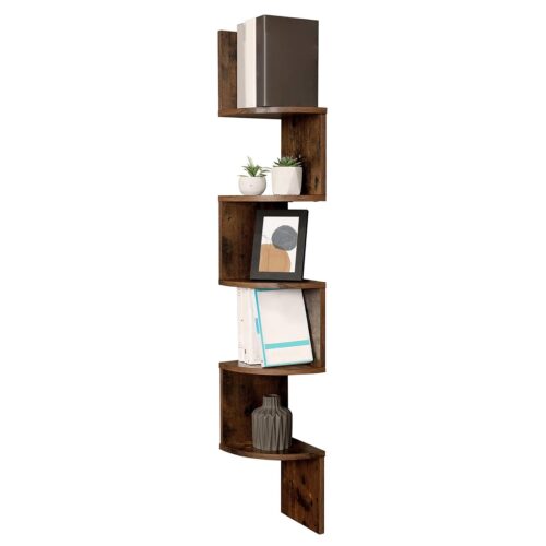 Fünfstöckiges Eckregal aus Holz mit Büchern, Pflanzen, gerahmter Kunst und einer Vase, die auf verschiedenen Ebenen angeordnet sind.