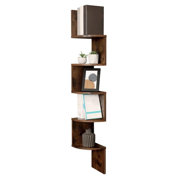 Fünfstöckiges Eckregal aus Holz mit Büchern, Pflanzen, gerahmter Kunst und einer Vase, die auf verschiedenen Ebenen angeordnet sind.