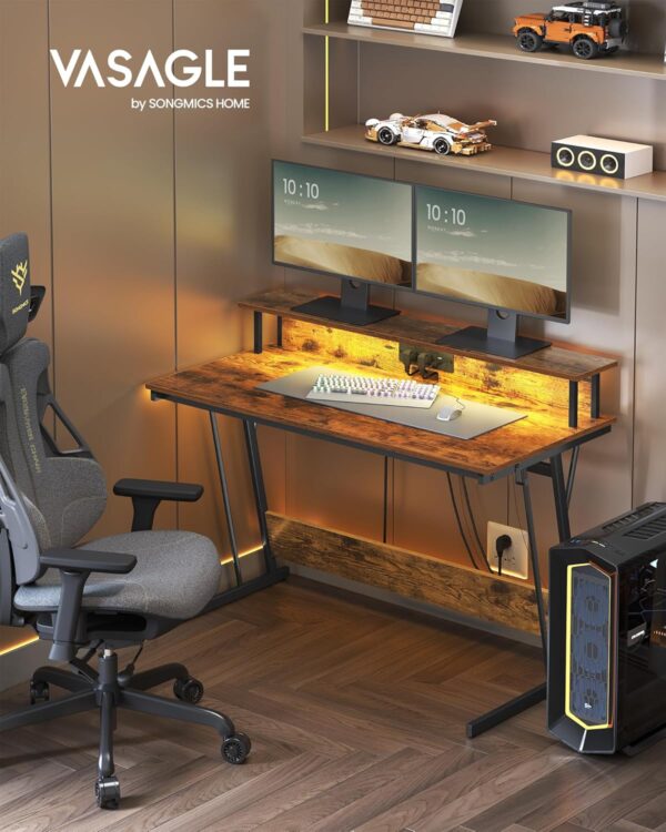VASAGLE Gaming‑Schreibtisch mit Steckdosenleiste & 2‑Monitor‑Ständer, vintagebraun 55×135×76 cm