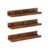 Drei hölzerne Wandregale mit rustikaler Oberfläche, die vertikal vor einem weißen Hintergrund angeordnet sind. VASAGLE Wandregal 3er Set – schwebend, 38 cm, erhöhte Vorderkante, vintagebraun