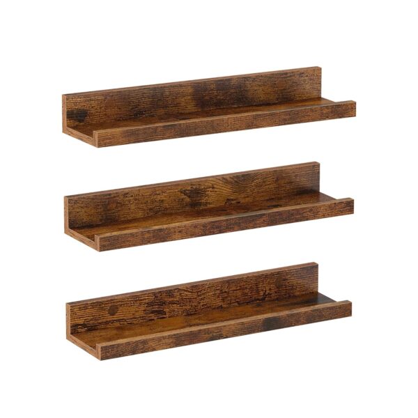Drei hölzerne Wandregale mit rustikaler Oberfläche, die vertikal vor einem weißen Hintergrund angeordnet sind. VASAGLE Wandregal 3er Set – schwebend, 38 cm, erhöhte Vorderkante, vintagebraun